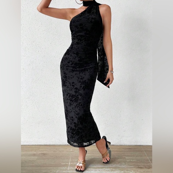 Black dress size small. - Picture 1 of 3